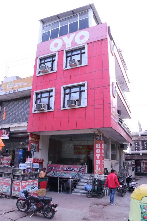un edificio rojo con una señal de oo en él en Hotel Agarwal palace en Agra