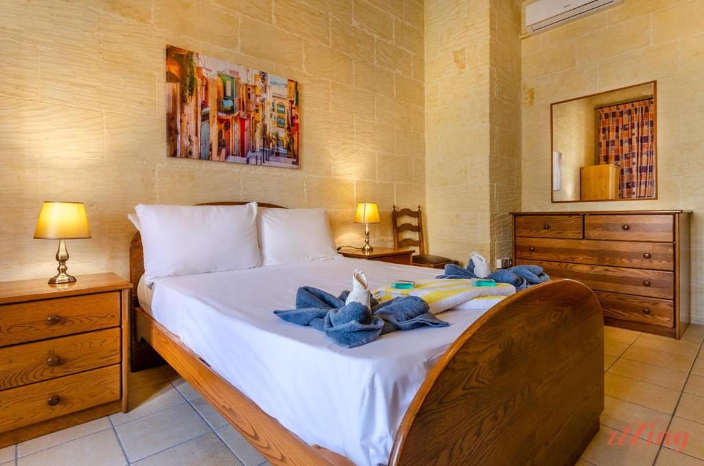 Postel nebo postele na pokoji v ubytování Grand Gozo Farmhouse with Games Room & Pool