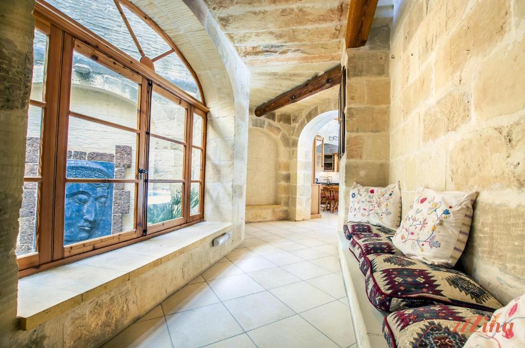 Posezení v ubytování Grand Gozo Farmhouse with Games Room & Pool