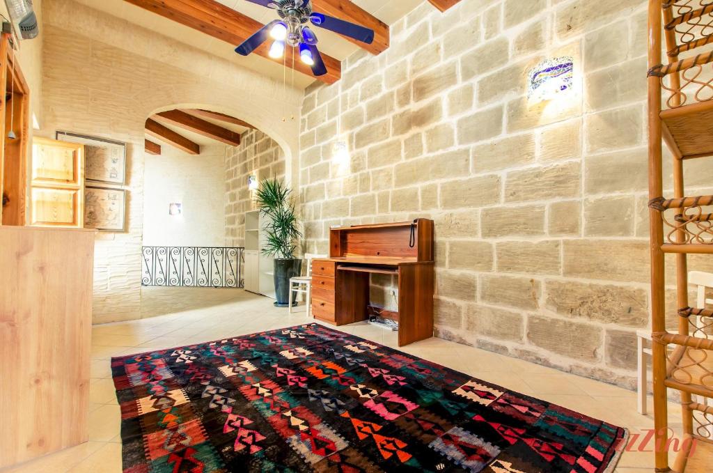 Postel nebo postele na pokoji v ubytování Grand Gozo Farmhouse with Games Room & Pool
