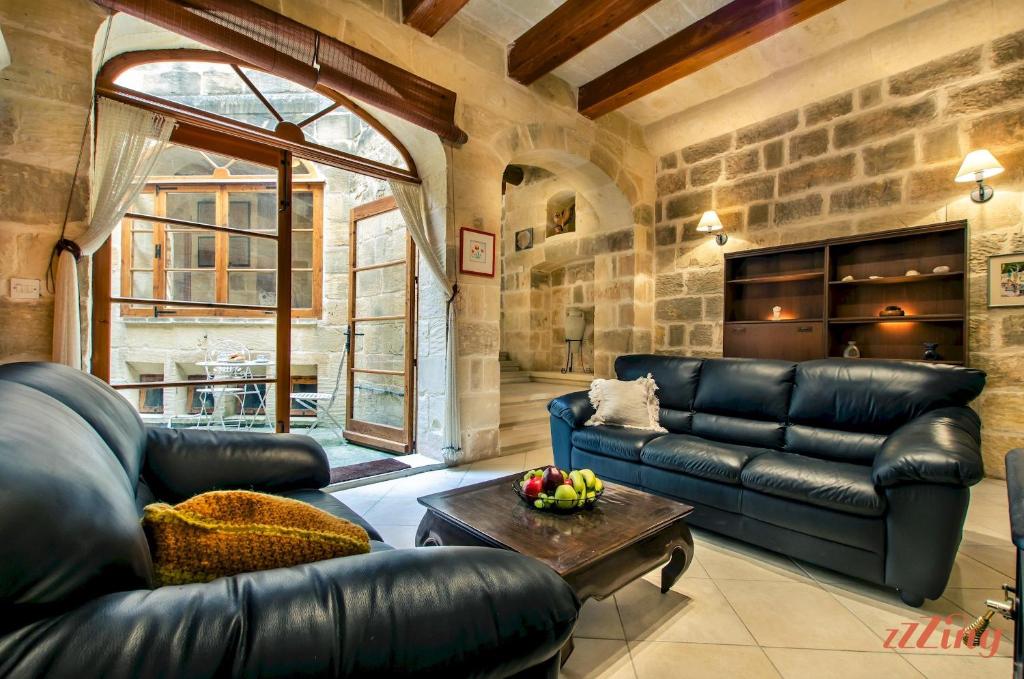 Posezení v ubytování Grand Gozo Farmhouse with Games Room & Pool
