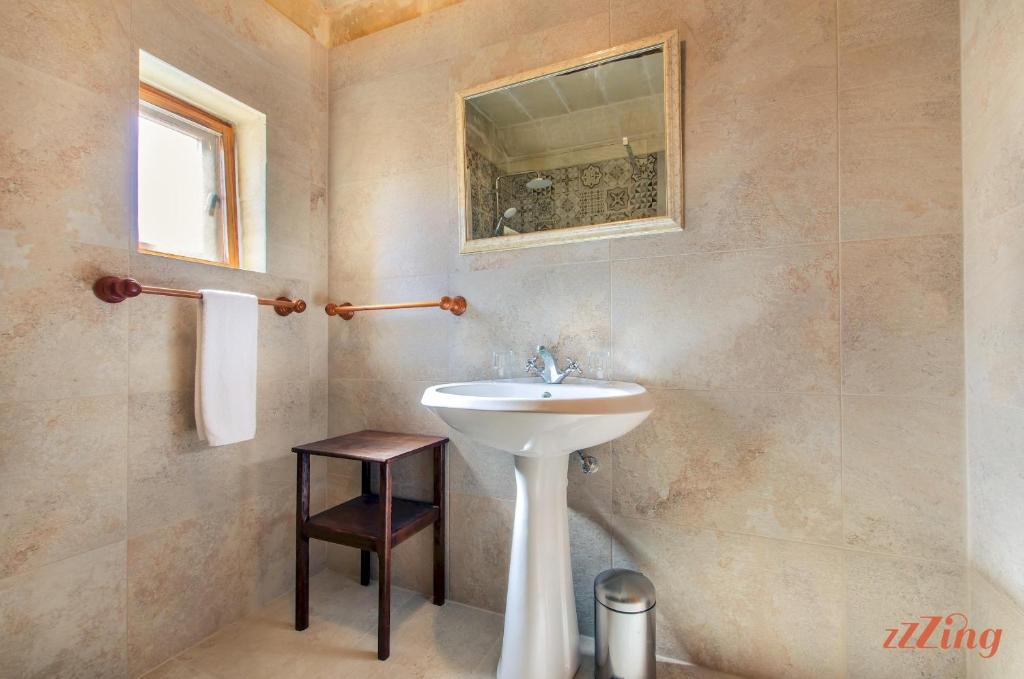 Koupelna v ubytování Grand Gozo Farmhouse with Games Room & Pool