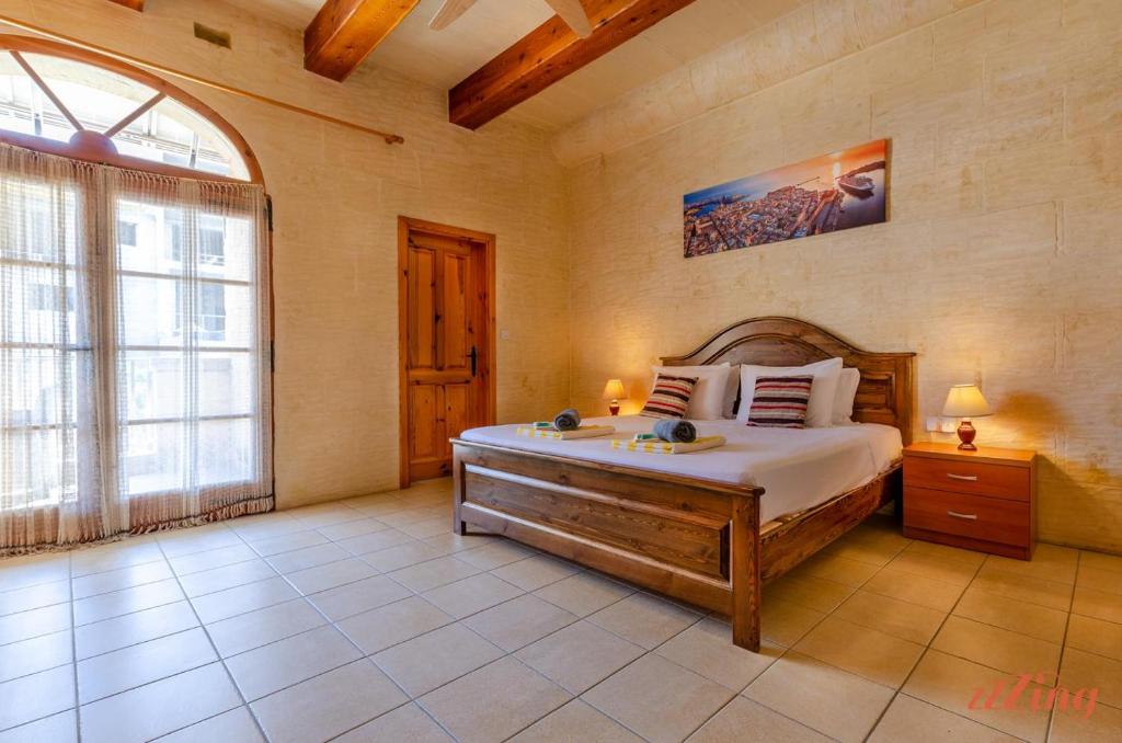 Postel nebo postele na pokoji v ubytování Grand Gozo Farmhouse with Games Room & Pool