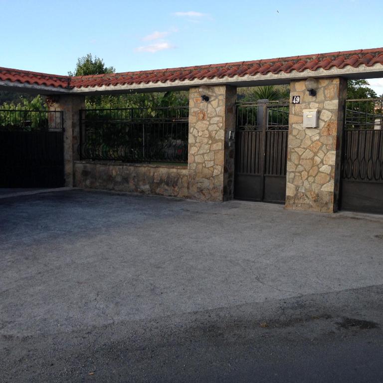 a garage with a fence and a driveway at Apartamentos cercanos playa 1 in Puentedeume