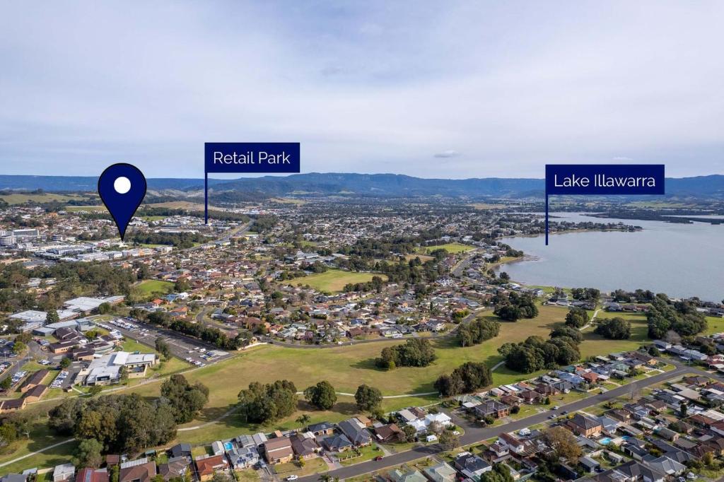 uma vista aérea de uma cidade com um sinal de estrada em Mountain Waves em Barrack Point