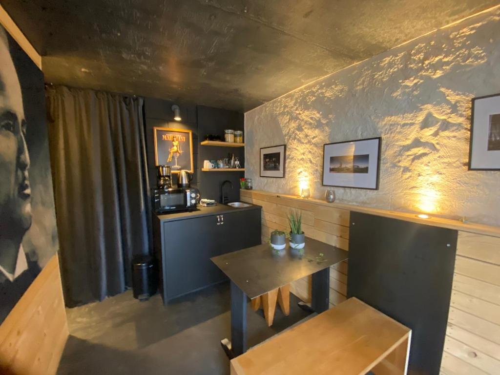 una sala da pranzo con tavolo e panca di Tailor's Trail gîte d'adventure Beaufort Mullerthal a Beaufort
