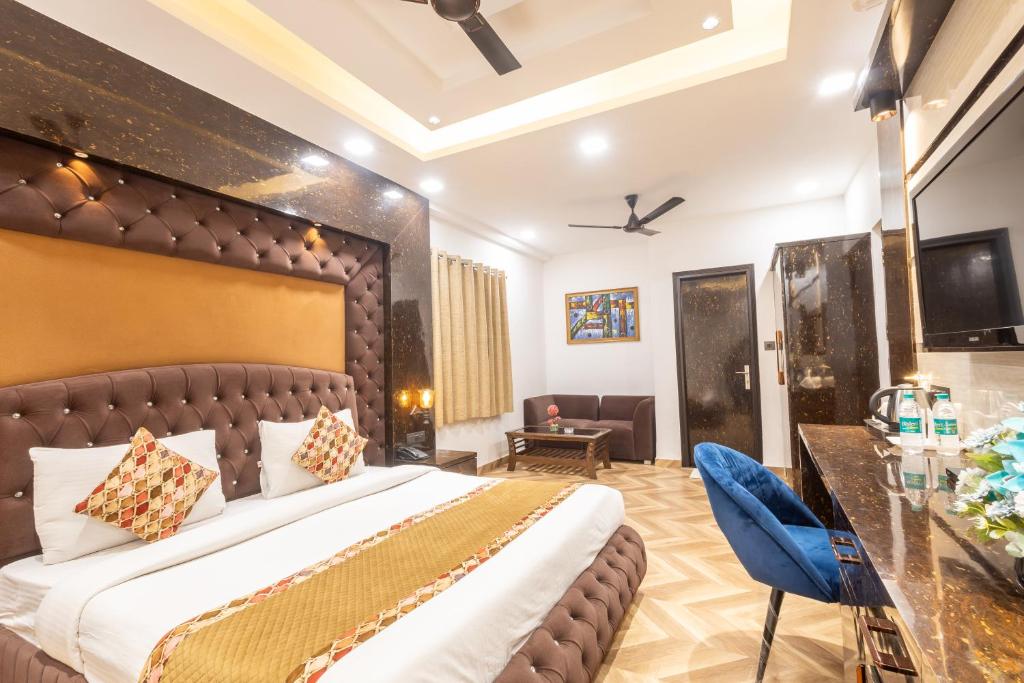 Postel nebo postele na pokoji v ubytování Hotel Cosmo Near BLK Hospital Karol Bagh