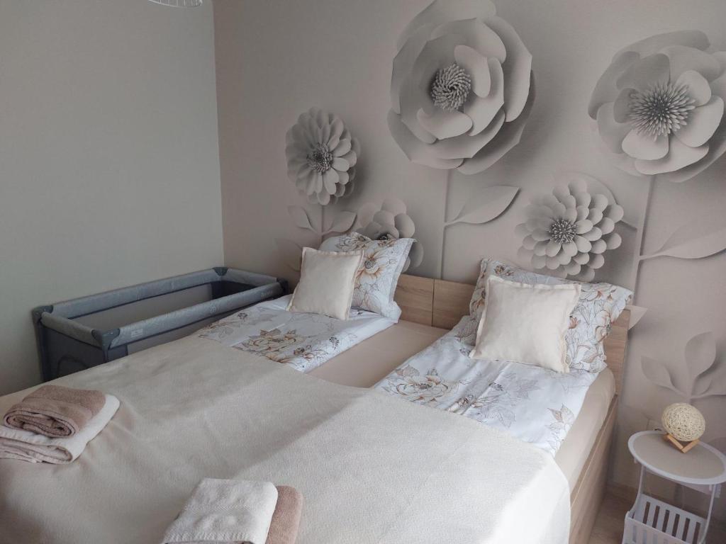 um quarto com duas camas com flores na parede em Deni's Apartment by the sea – Burgas em Burgas
