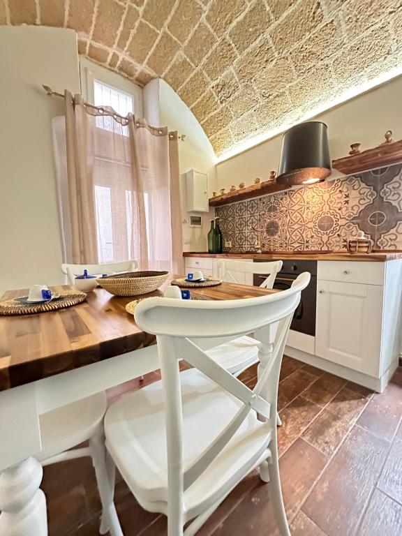cocina con mesa y sillas en una habitación en Agnese Experience Suite en Gallipoli