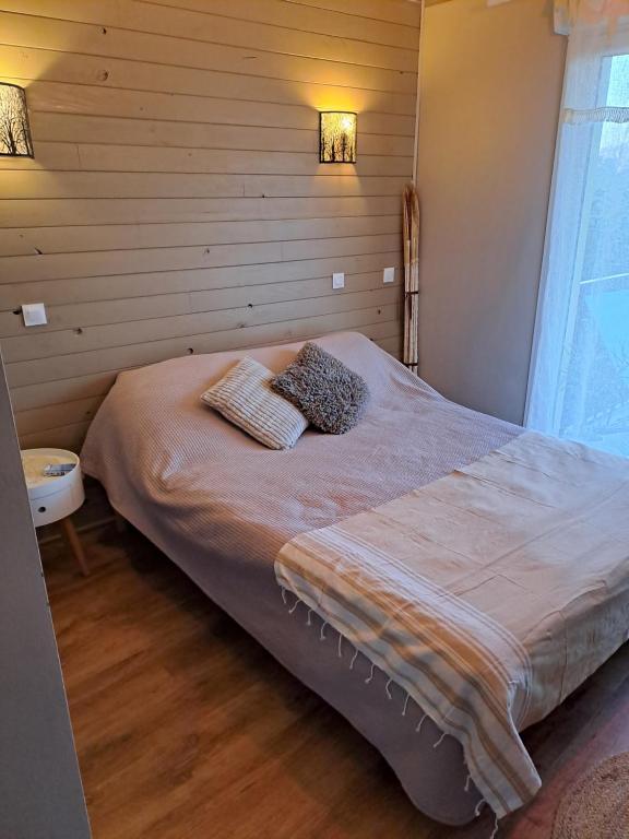 una camera con un letto con due cuscini sopra di maison de vacances SOREDE 5 KMS ARGELES SUR MER a Sorède