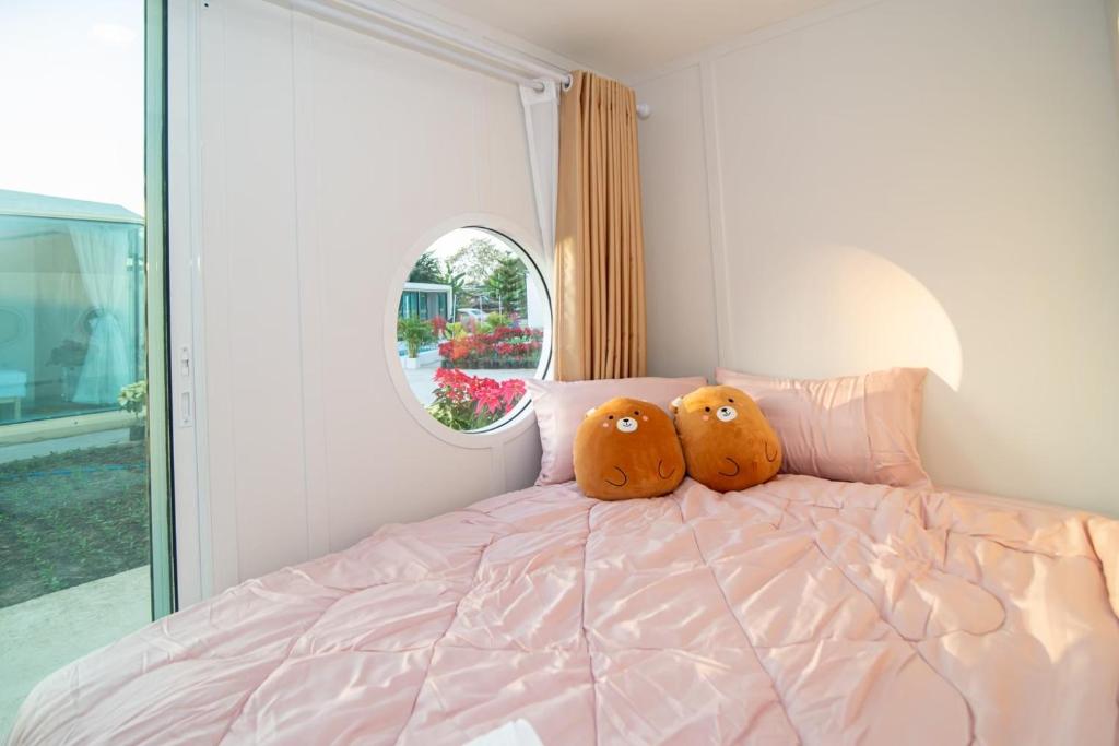 Postel nebo postele na pokoji v ubytování บ้านสายน้ำ วิลล่า