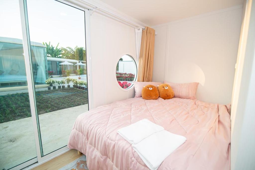 Postel nebo postele na pokoji v ubytování บ้านสายน้ำ วิลล่า