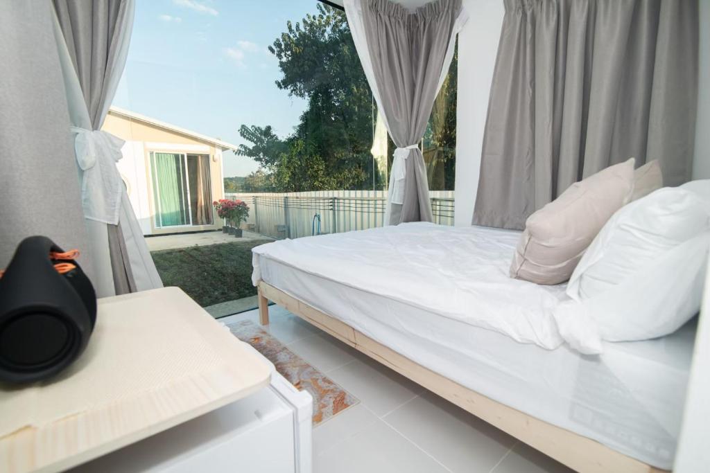 Postel nebo postele na pokoji v ubytování บ้านสายน้ำ วิลล่า