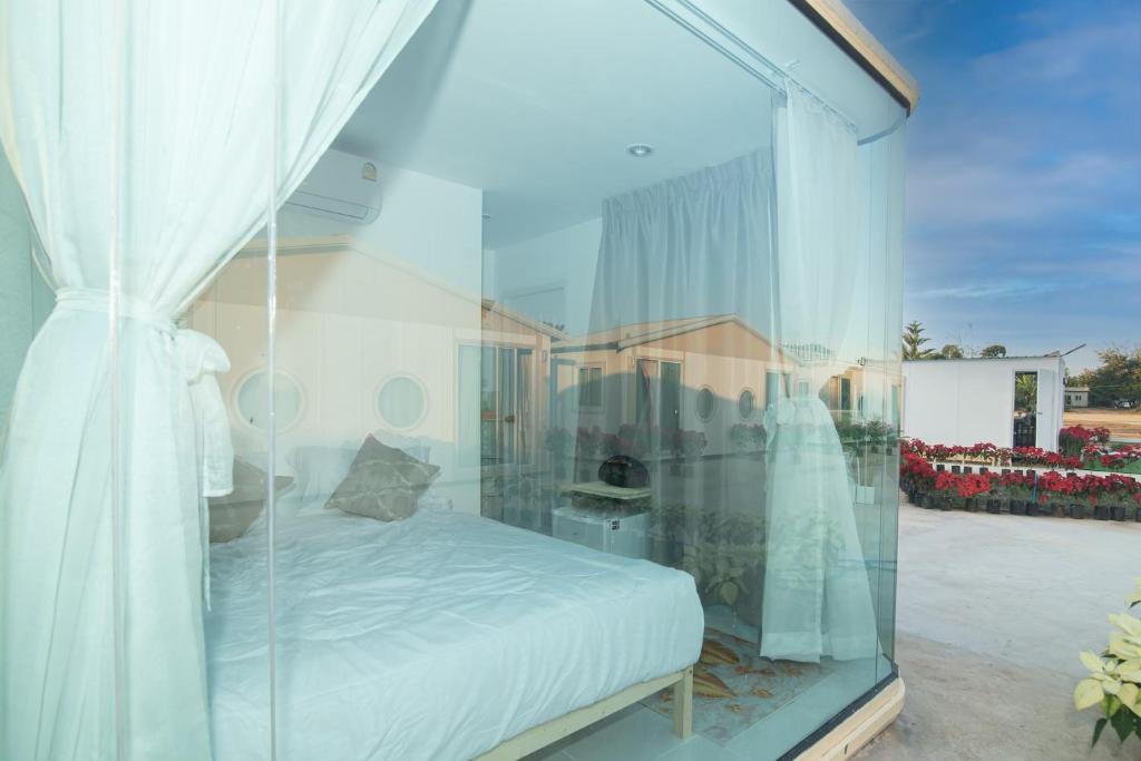 Postel nebo postele na pokoji v ubytování บ้านสายน้ำ วิลล่า