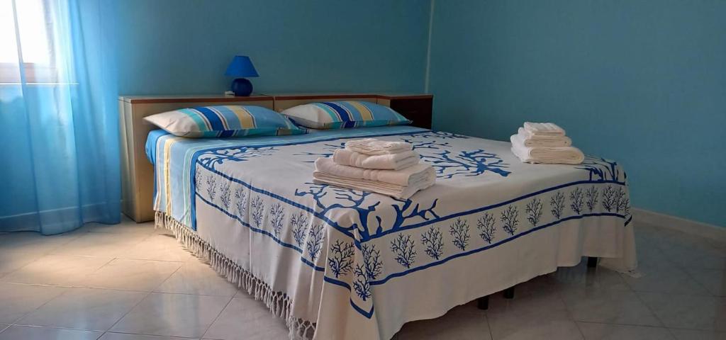 une chambre avec un lit avec des serviettes dessus dans l'établissement Casa Giuly, à Quartu SantʼElena
