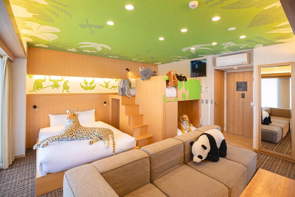 ein Schlafzimmer mit einem Bett und einem Sofa und ein Zimmer mit einem Gepard in der Unterkunft GOLD STAY Nagoya Osu in Nagoya