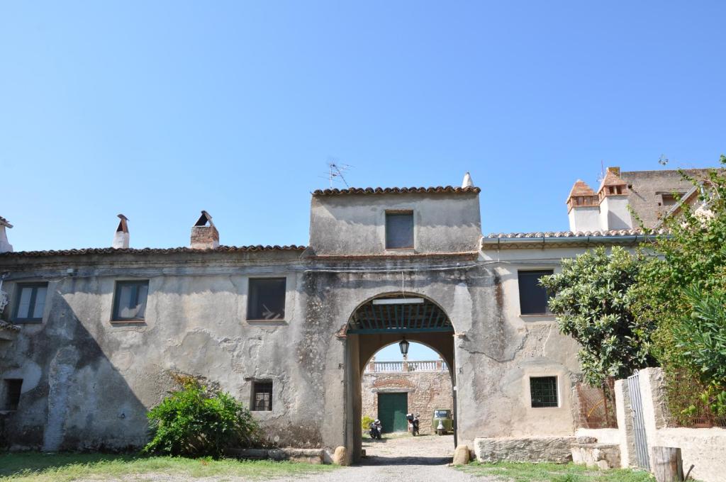 an entrance to an old building with an archway at Le Macchie in Calopezzati