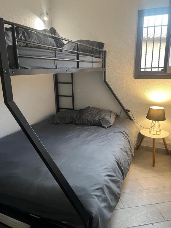 Letto a castello in camera con lampada di Appartement T2 de 30m2, Grande Terrasse, Résidence Soleil Marin a Collioure