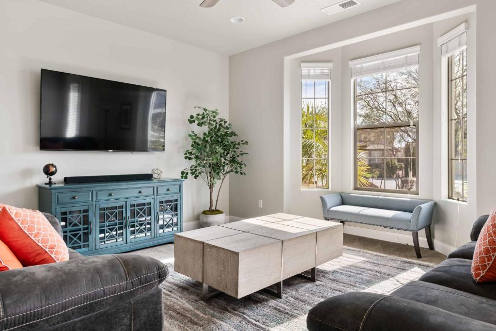 Una sala de estar con un sofá y una mesa de café. en Red Cliffs Getaway townhouse, en Washington