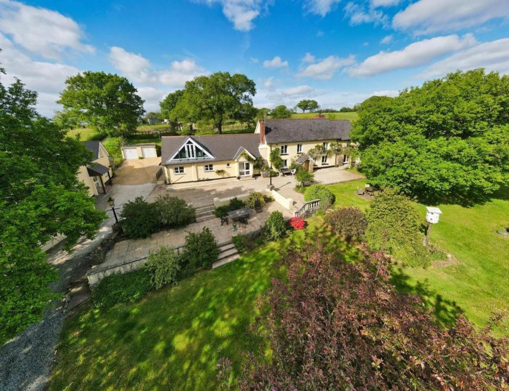een luchtzicht op een huis met een tuin bij The Old Dairy With Indoor Pool In Devon in Broadwoodkelly