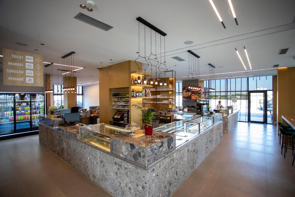 a lobby of a restaurant with a counter at Resort Zdrava in Savër