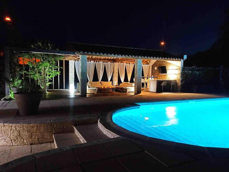une piscine devant une maison la nuit dans l'établissement Villa Benji ~ Villa aan de Côte d'Azur, à Puget-sur Argens