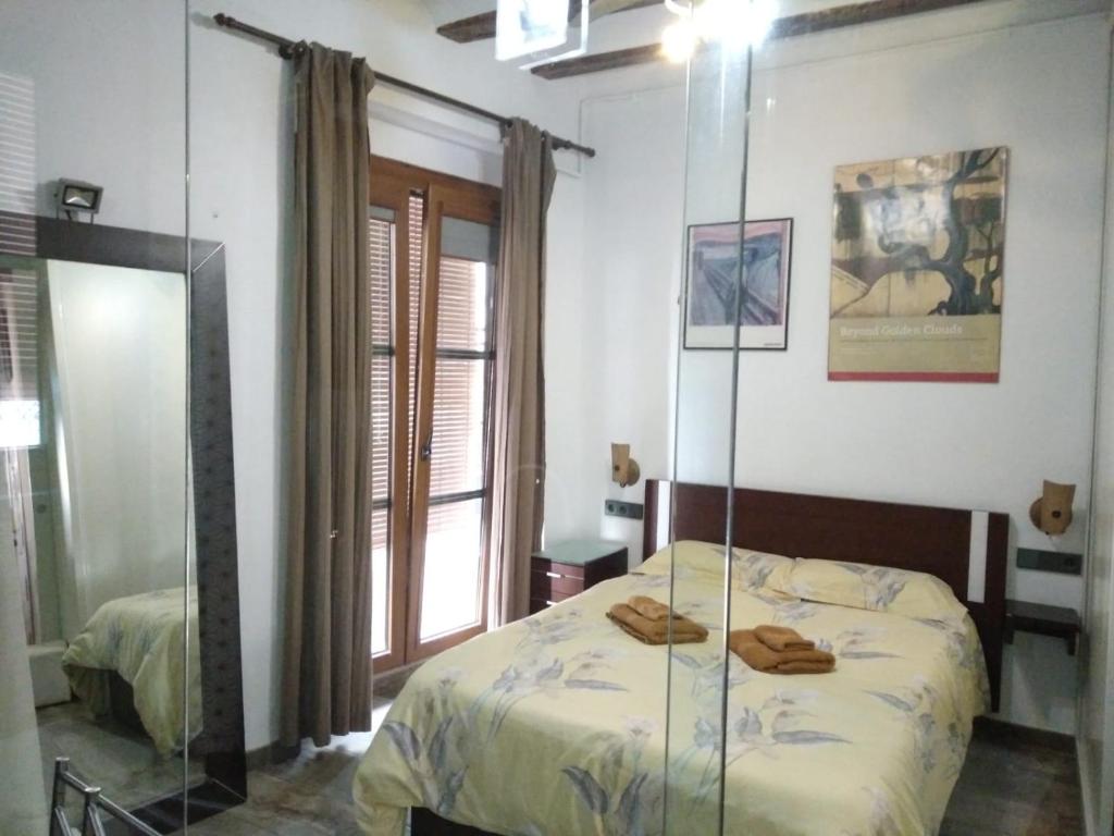 een slaapkamer met een bed en een spiegel bij Valencia Centro Suite in Valencia
