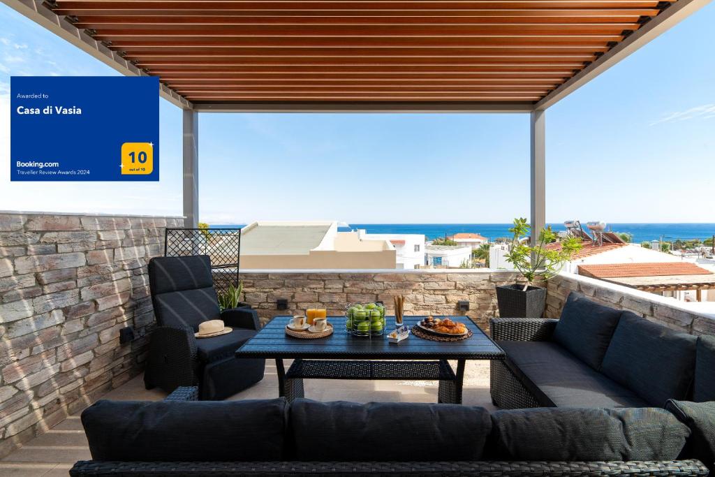eine Terrasse mit Sofas und einem Tisch mit Meerblick in der Unterkunft Casa di Vasia in Gennadi