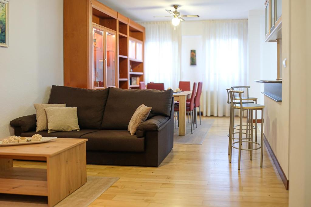 sala de estar con sofá y mesa en APARTAMETO BAZTANGOA I, en Elizondo