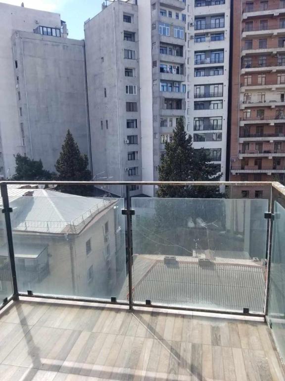 een balkon met uitzicht op de stad bij Apartament 300 in Tbilisi City
