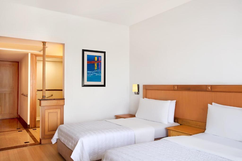 Postel nebo postele na pokoji v ubytování Le Meridien Kochi