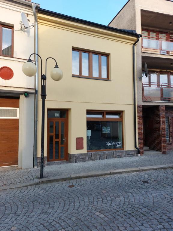 een gebouw op een geplaveide straat bij Apartmán Milan in Česká Třebová