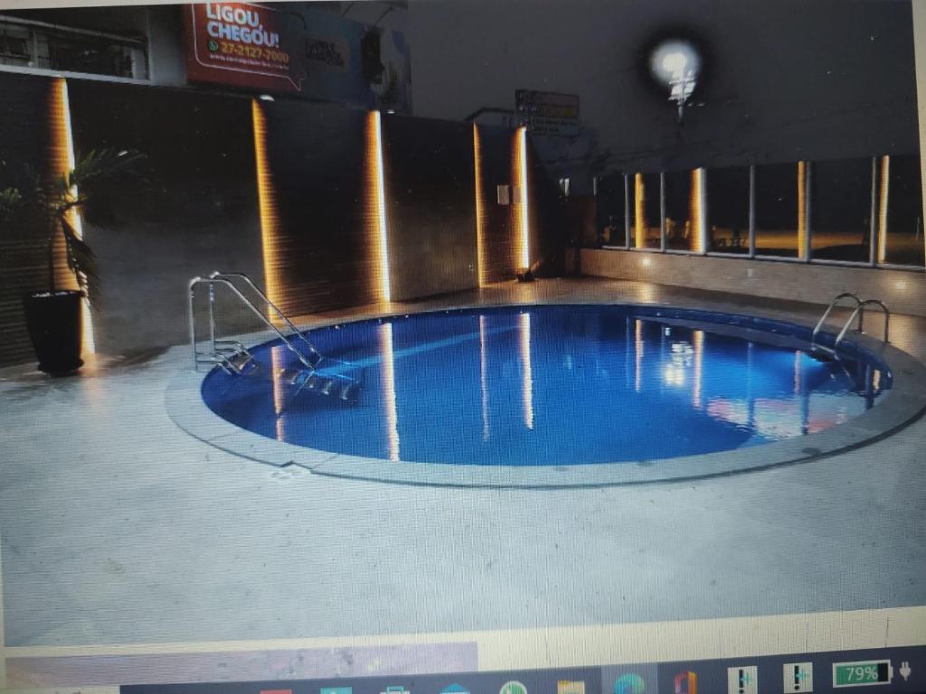 - une grande piscine dans un bâtiment dans l'établissement RICARDO Pousada - SUITE MASTER, à Vila Velha