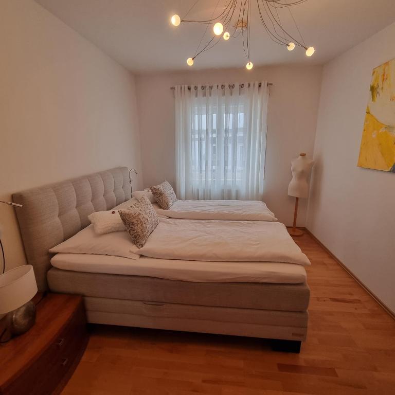 Postel nebo postele na pokoji v ubytování Ferienwohnung Janus Altstadt-Hameln Haus 2 inklusive Parkplatz - mit und ohne Terrasse oder Loggia