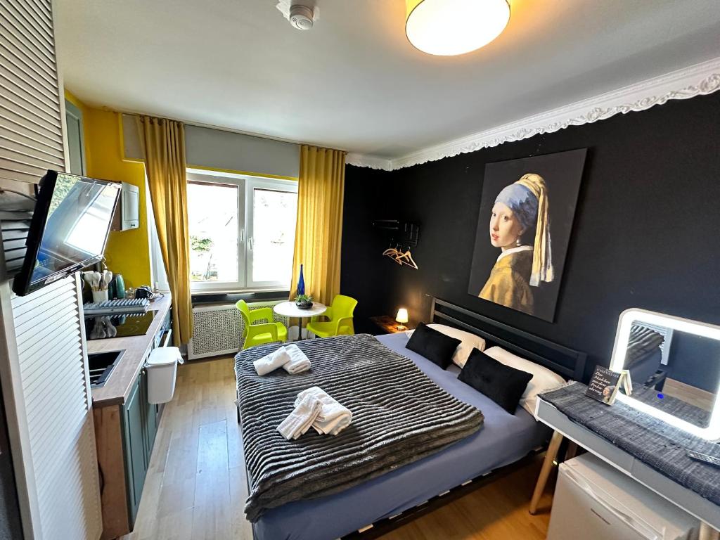 Schlafzimmer mit einem Bett und einem Laptop in der Unterkunft Green Seeblick Hotel und Apartments am See in Obermaubach