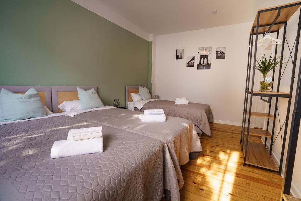 - une chambre avec 2 lits et des serviettes dans l'établissement Immostay #8 - Haus für 13 Personen mit 7 Zimmer - Großer Garten & Grill, free Parking, WLAN, à Brême