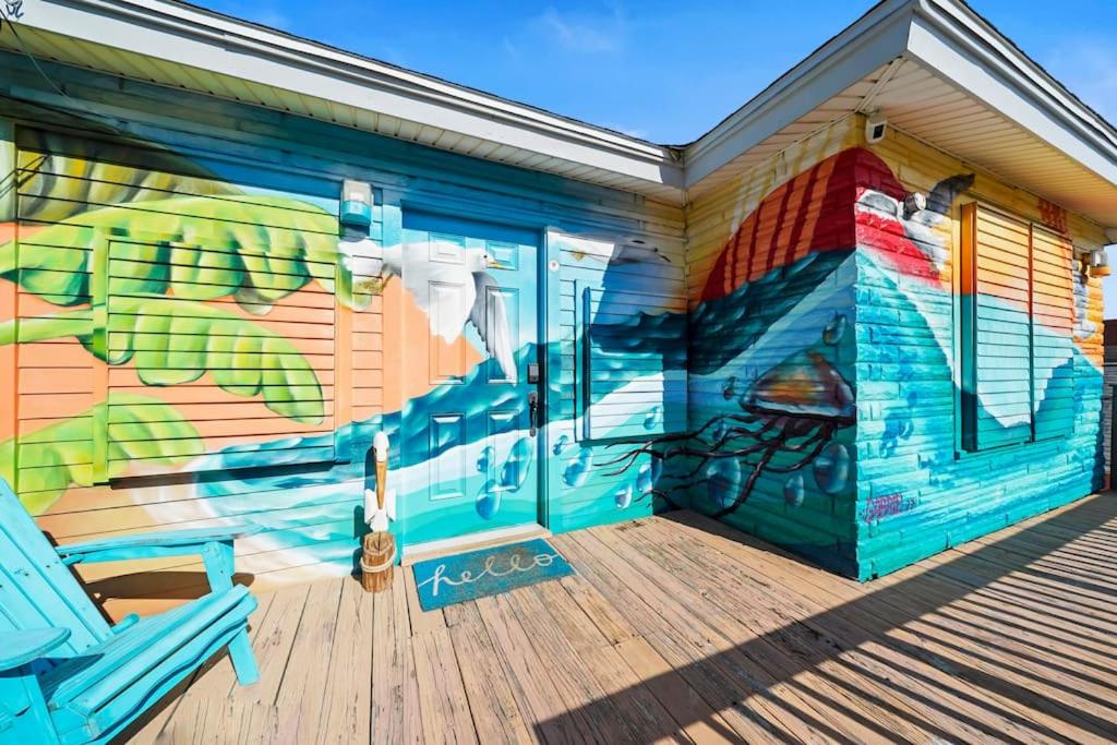 ein Haus mit einem Wandbild an der Seite in der Unterkunft Galveston Beach House Family/Pet Friendly in Galveston
