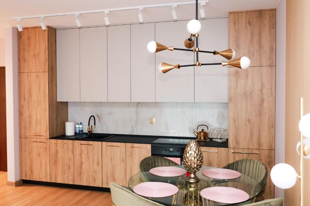 eine Küche mit einem Esstisch und Stühlen in der Unterkunft Apartament Milano in Pniewy