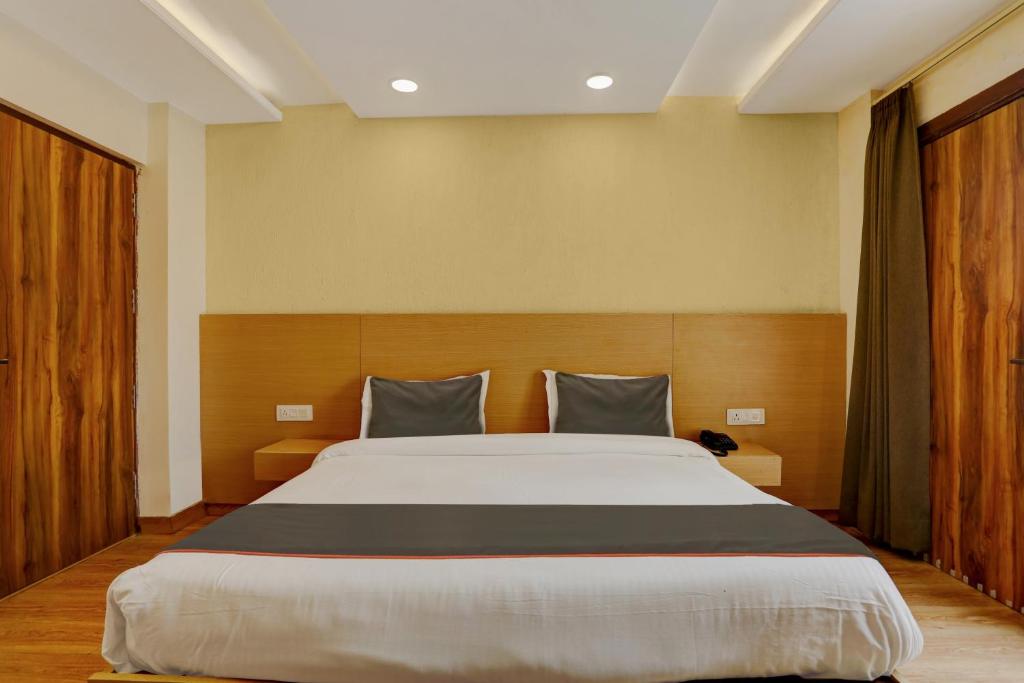 1 dormitorio con 1 cama grande en una habitación en Collection O Hotel Orange Regency, en Dehradun