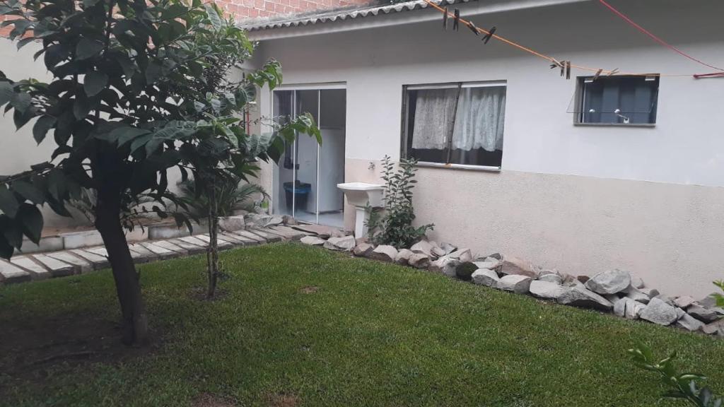 Κήπος έξω από το Ambiente acolhedor com jardim para pets
