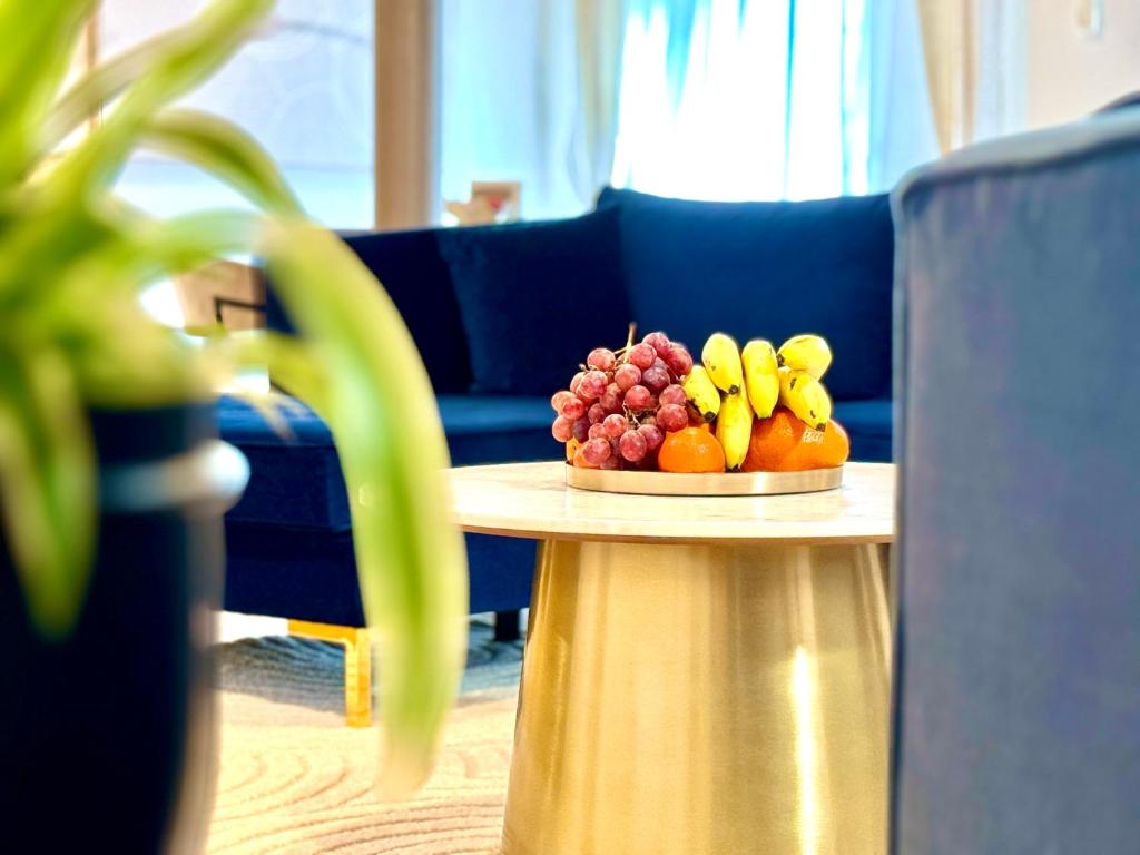 ティミショアラにあるBlue Nestの客室内のテーブルに置いたフルーツボウル