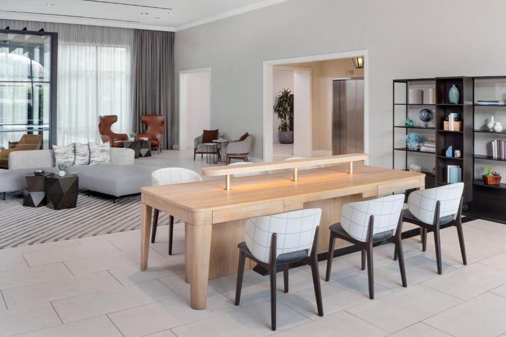 Posezení v ubytování Sheraton Hotel Stonebriar