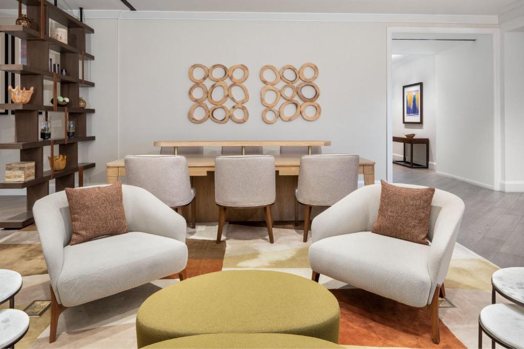 Posezení v ubytování Sheraton Hotel Stonebriar