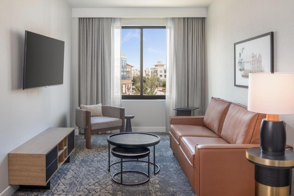 TV a/nebo společenská místnost v ubytování Sheraton Hotel Stonebriar