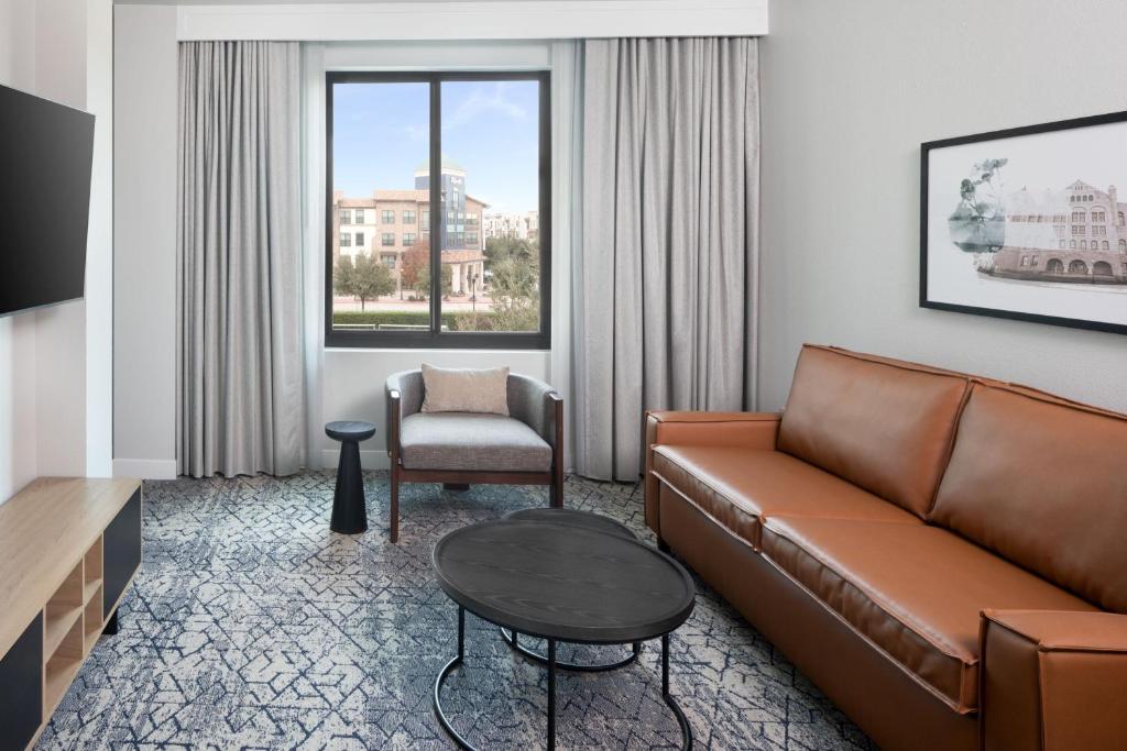 Posezení v ubytování Sheraton Hotel Stonebriar