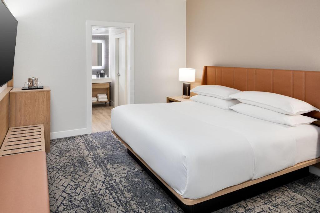 Postel nebo postele na pokoji v ubytování Sheraton Hotel Stonebriar