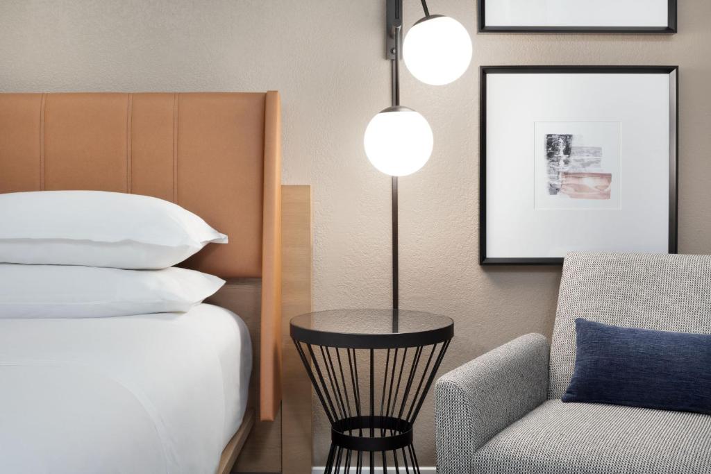 Postel nebo postele na pokoji v ubytování Sheraton Hotel Stonebriar