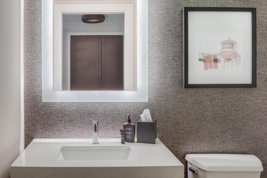 Koupelna v ubytování Sheraton Hotel Stonebriar