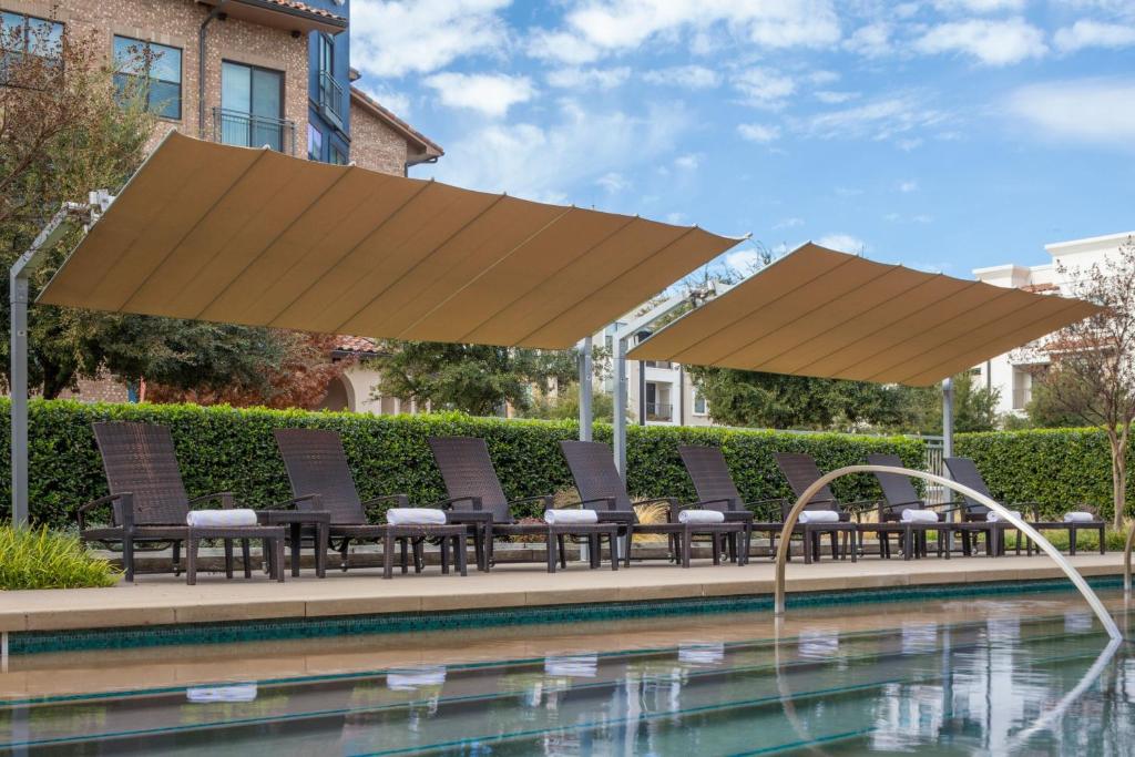 Bazén v ubytování Sheraton Hotel Stonebriar nebo v jeho okolí