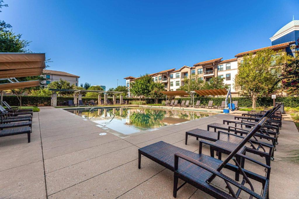 Bazén v ubytování Sheraton Hotel Stonebriar nebo v jeho okolí
